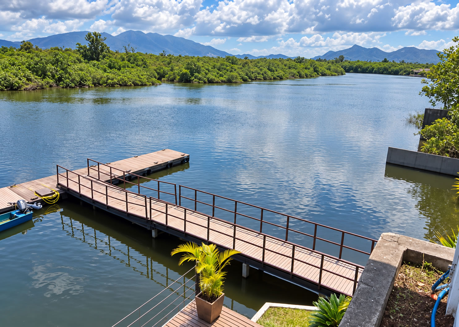 Trapiche e paisagem em frente à marina