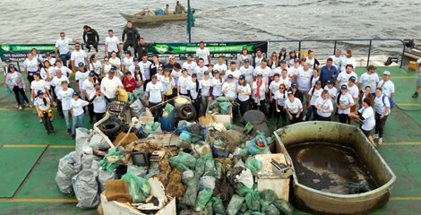 Voluntrios fazem mutiro de limpeza da baa de Guaratuba