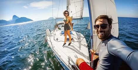 Casal faz sucesso nas redes sociais mostrando como  viver em um barco.